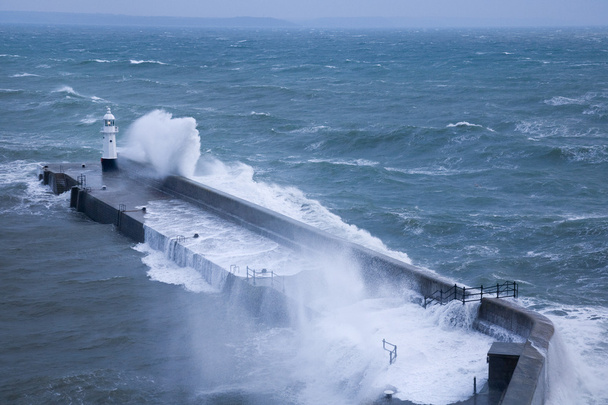 Портовый маяк и бурные моря
 - Фото, изображение