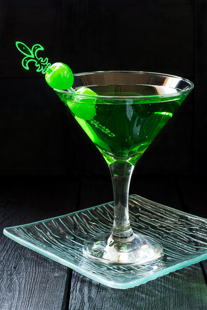 Zielony koktajl z wiśniowy maraschino w kieliszki dla martini  - Zdjęcie, obraz