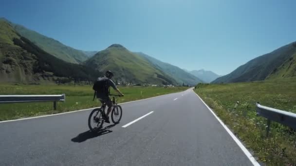 Man on bike in mountains - Кадры, видео