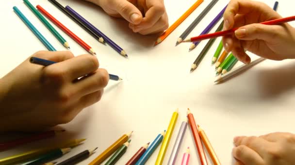 Close-up de mãos masculinas e femininas desenho com lápis coloridos juntos
 - Filmagem, Vídeo