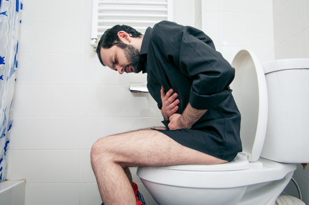 hombre teniendo problemas en el inodoro
 - Foto, imagen