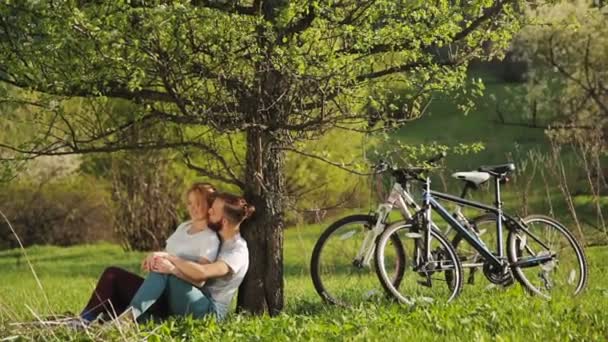 Kerékpárosok férfi és a nő leült pihenni. - Felvétel, videó
