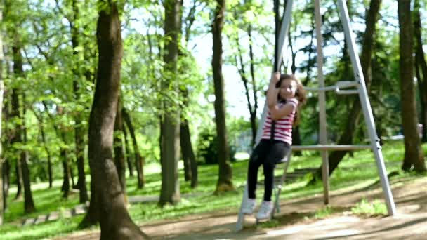 Slow motion van een schattig jong meisje gaat zip voering - Video