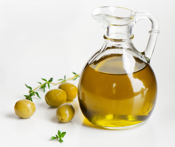 Olivenöl und grüne Oliven - Foto, Bild