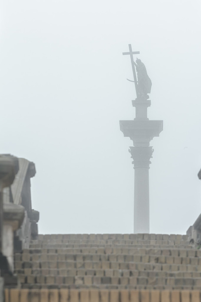 Столиця Орієнтир Sigismunds стовпець силует в туман вид з кам'яними сходами у польських, Варшаві - Фото, зображення