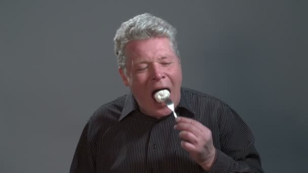 Középkorú ember eszik húst gombóc. - Felvétel, videó