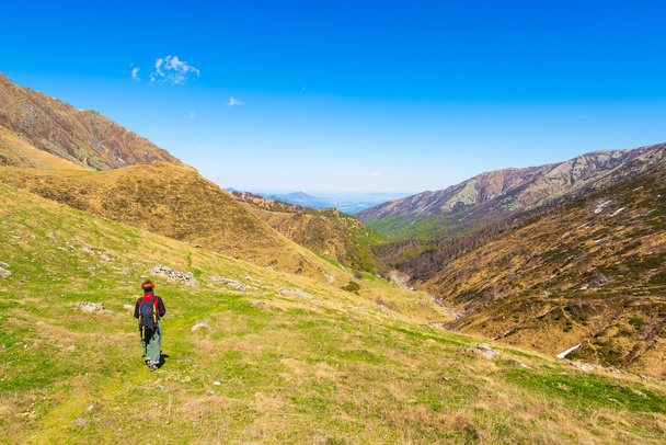 Randonnée pédestre dans les Alpes sur un sentier panoramique
 - Photo, image