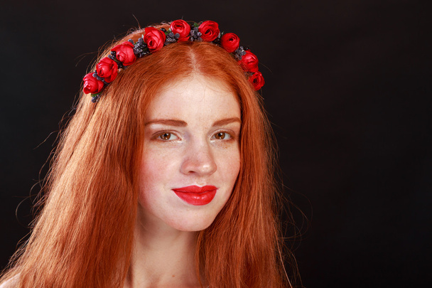 Gyönyörű vörös hajú lány egy koszorú a haját. Tartozékok haj - koszorúk. Haj díszek. Gyönyörű vörös hajú lány. - Fotó, kép