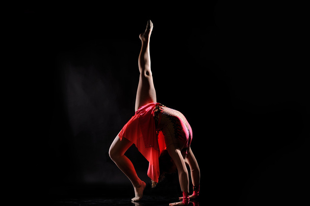 young girl doing gymnastics - Φωτογραφία, εικόνα