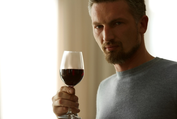 człowiek degustacja wina czerwonego - Zdjęcie, obraz