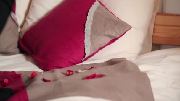 Çift öpüşme ve gülümseyen yatakta yatıyor - Video, Çekim