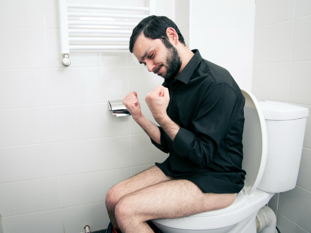 hombre teniendo problemas en el inodoro
 - Foto, imagen