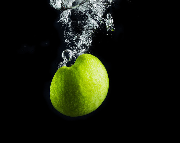 Green apple in water - Zdjęcie, obraz