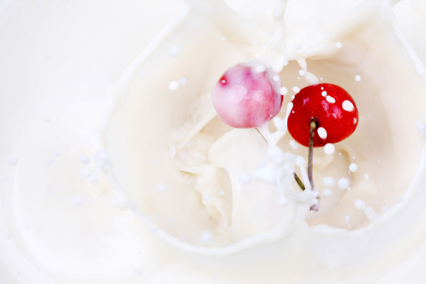 A cherry falling into milk - Foto, Imagen