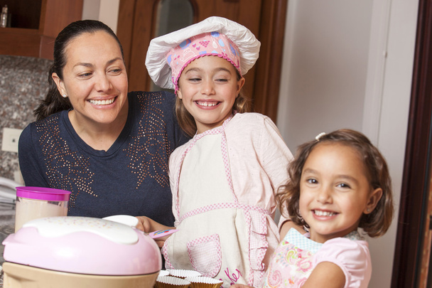Preparando cupcakes com a mãe
 - Foto, Imagem