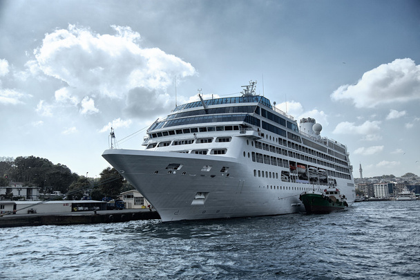 Cruise liner iskelede - Fotoğraf, Görsel