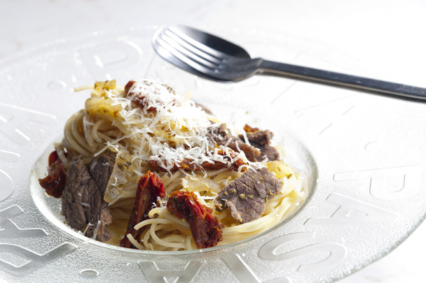 Spagetti marha hús és szárított paradicsom - Fotó, kép
