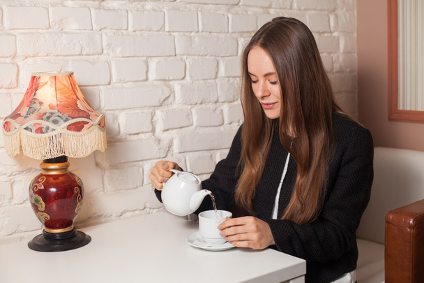 Woman drinking tea - Foto, Bild