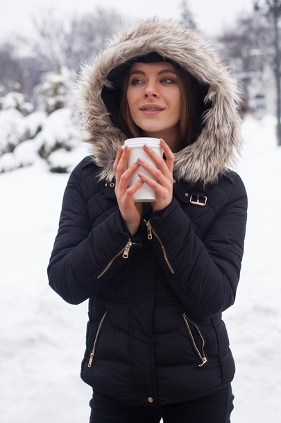 Inverno, donna e bevande calde
 - Foto, immagini
