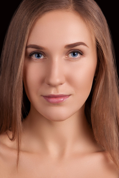 Face portrait of a girl looking in front - Φωτογραφία, εικόνα