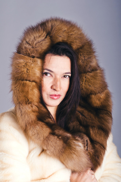 Brunette in fur coat - Foto, Imagen