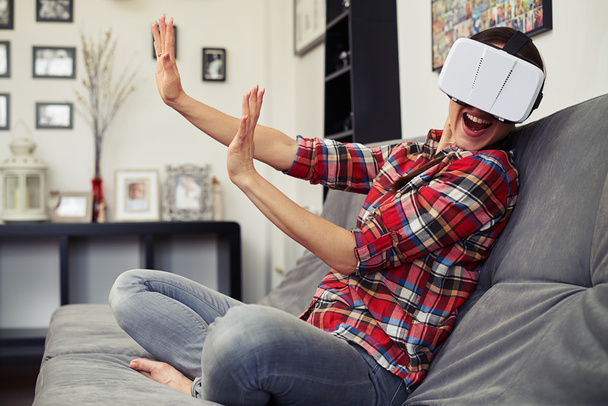 Mujer repele a alguien en la realidad virtual
 - Foto, imagen