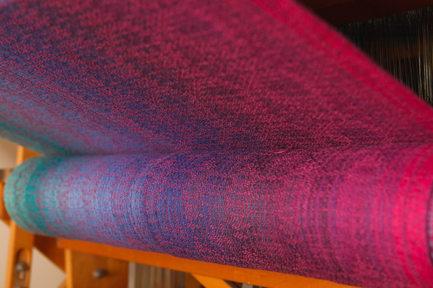 Кольорове ткацтво ткацького верстата крупним планом
 - Фото, зображення