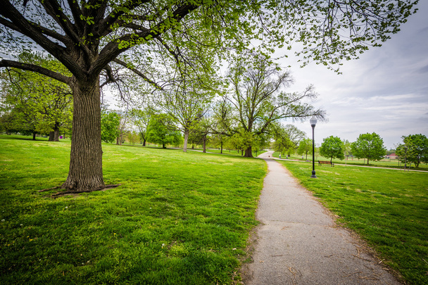 Trees and walking path at Patterson Park, Baltimore, Maryland. - Fotografie, Obrázek
