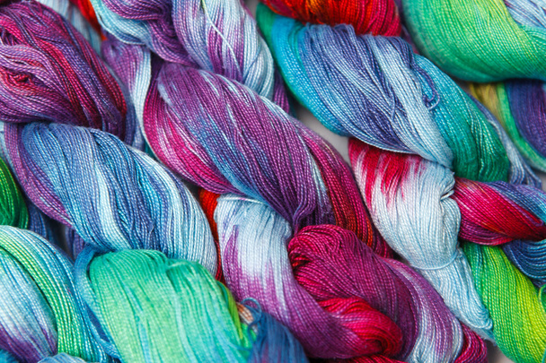 Close-up van de kleur garen voor Weaving als achtergrond - Foto, afbeelding