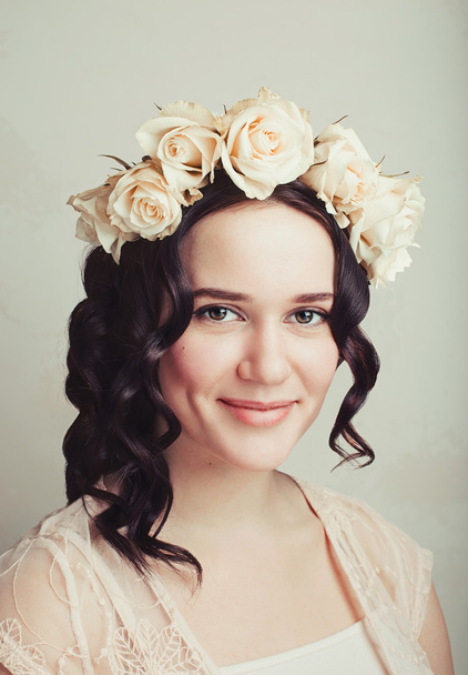 Портрет красивої жінки з квітами у волоссі
. - Фото, зображення