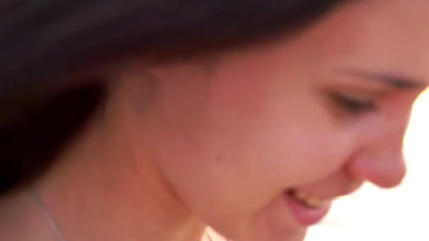 Feliz lleno de emociones chica joven en la playa del mar
 - Metraje, vídeo
