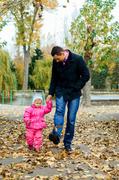 Father and daughter in the autumn park hulyayut - 写真・画像