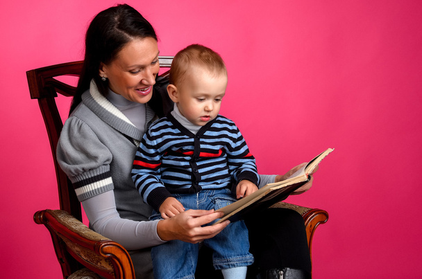 Matka syn čtení knihy, sedí v křesle vinobraní - Fotografie, Obrázek