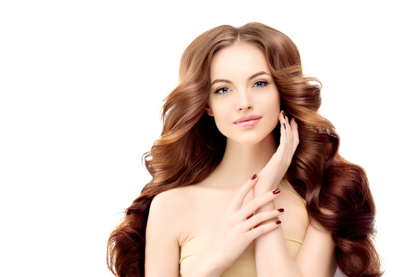 Model with long wavy hair. Waves Curls Hairstyle. Hair Salon. Up - 写真・画像