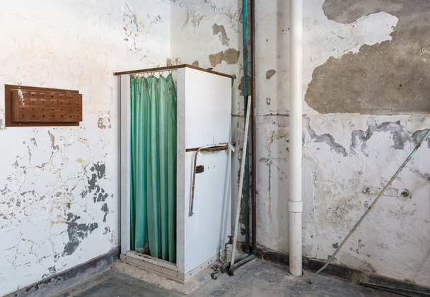 Verlaten douche binnen Trans-Allegheny Lunatic Asylum - Foto, afbeelding