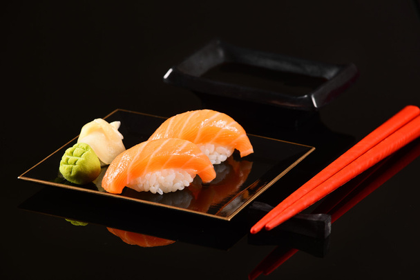 Sushi de salmão nigiri
 - Foto, Imagem