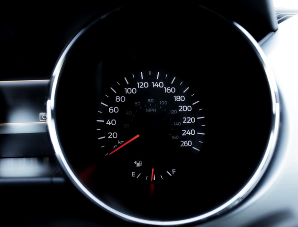 Prędkościomierz na desce rozdzielczej sport samochodowy zbliżenie  - Zdjęcie, obraz
