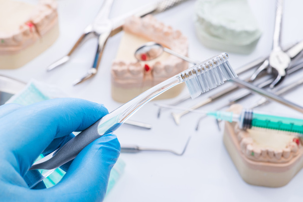 Molde de dentes e ferramentas odontológicas básicas na mesa branca
 - Foto, Imagem