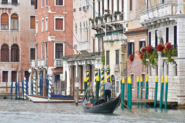 Туристи беруть на гондоли їздити у Венеції - Фото, зображення