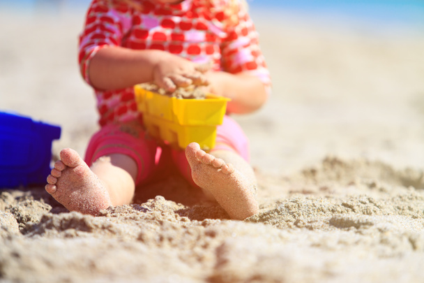 malá holčička hrát s hračkami na pláži - Fotografie, Obrázek