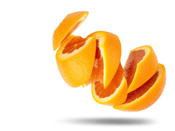 fruta en rodajas de naranja madura aislada sobre fondo blanco, apilamiento
  - Foto, imagen