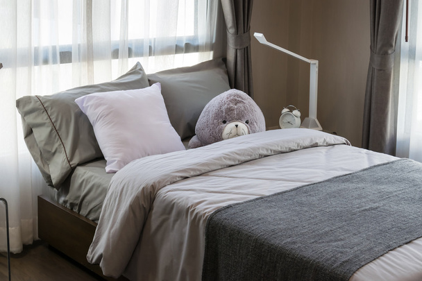 moderna camera da letto di lusso con cuscini e lampada
 - Foto, immagini