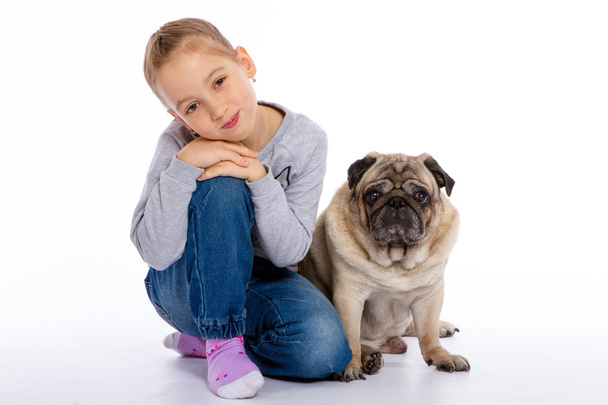 The girl sits near a dog - Foto, Bild