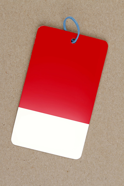 rot-weiße Verkaufsetikette auf braunem Hintergrund - Foto, Bild