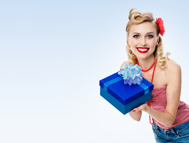 woman in pin-up style clothing with gift box - Foto, Bild