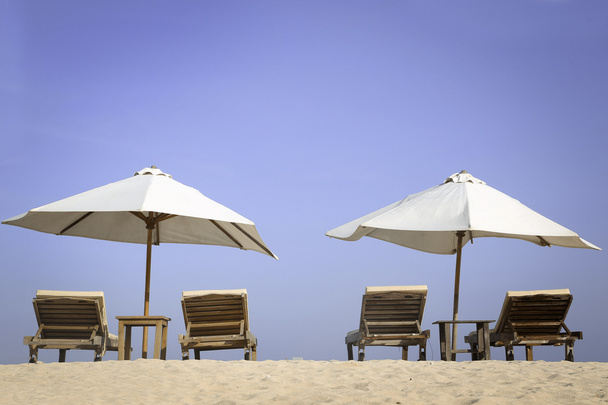 Trópusi tengerpart táj, a fehér napernyők és székek - Fotó, kép