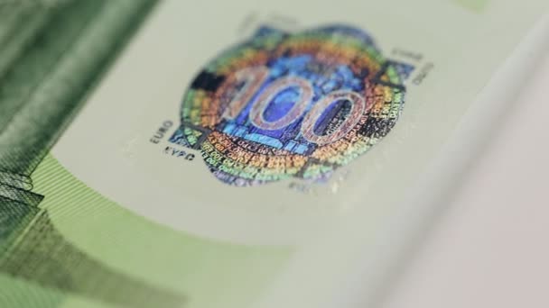 Φωτογραφία closeup ενός μέρους των εκατό 100 ευρώ Σημείωση συμπεριλαμβανομένων ολόγραμμα. Σουτ μακροεντολή - Πλάνα, βίντεο