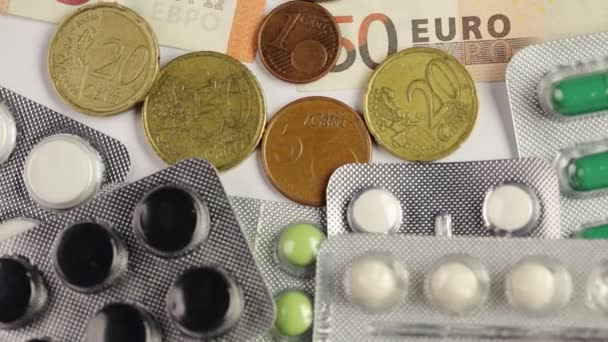 Różne rachunki pieniądze Euro na pigułki i kolorowy medycyny - Materiał filmowy, wideo