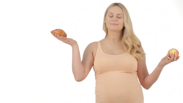 Mujer embarazada muestra manzana y pastel
 - Metraje, vídeo