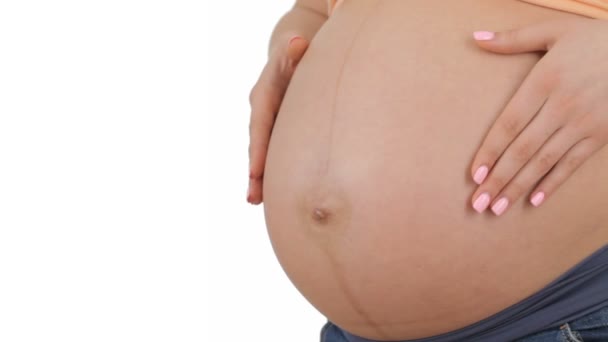 Беременная женщина скользит руками по животу
 - Кадры, видео